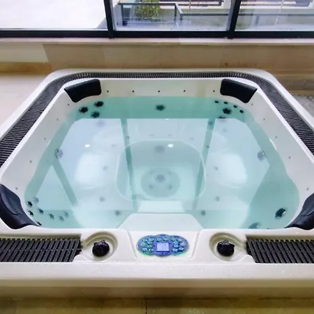 Black Sea & Piscina Interioara Incalzita Sauna Gym Jacuzzi